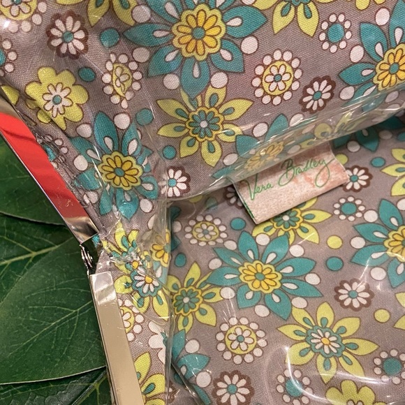 SOLD📍FREE with Purse/Bag Purchase📍Vera Bradley Kiss and Make-up Cosmetics Bag - Picture 6 of 11